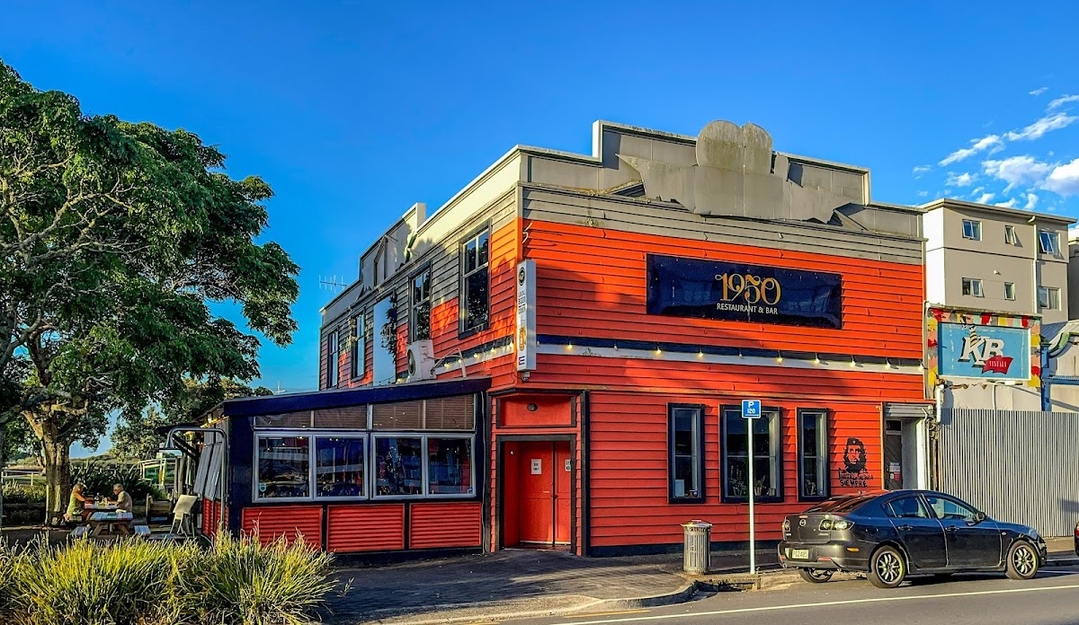 1950 Restaurant & Bar